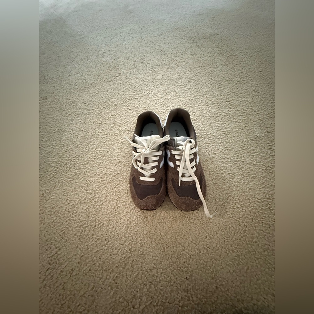 Women’s brown new balance sneakers